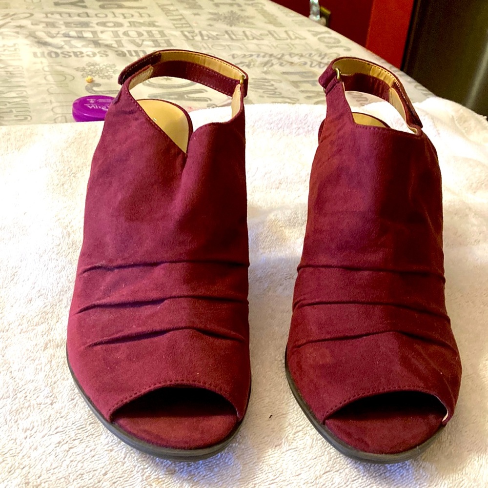 Naturalized N5 pleated sandals slides on suede Sz 9.5M burgundy heel/open toe